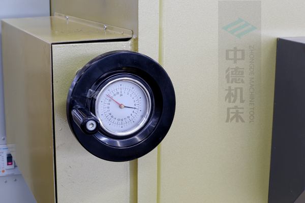 ZDG-640刀片間隙調(diào)節(jié)裝置，設(shè)置在機(jī)架前面，并有刻度顯示，調(diào)節(jié)方便.jpg