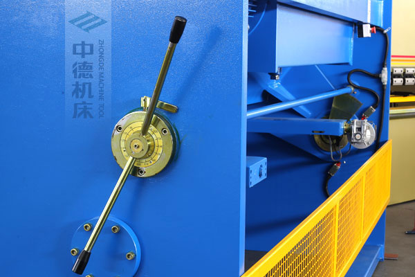 ZDSK-1632剪板機(jī)刀片間隙手動(dòng)調(diào)節(jié)器，刻度清淅，調(diào)節(jié)省力又簡(jiǎn)便.jpg