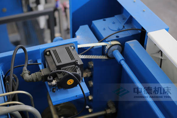 ZDPK-10032配有Y軸伺服定位功能，能精確有效提高Y軸精度，并使工作效率明顯提高