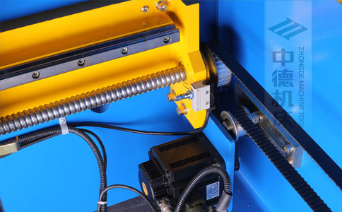 ZDPK-20032X軸配有滾珠絲桿及直線導(dǎo)軌，大功率伺服電機(jī)，鋼絲同步帶，能顯著提升X軸定位精度及速度 (2).jpg